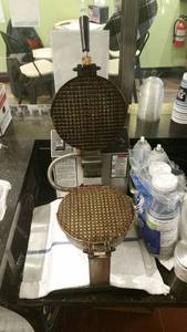 lot 10 image: Gold Metal Products Waffle Iron