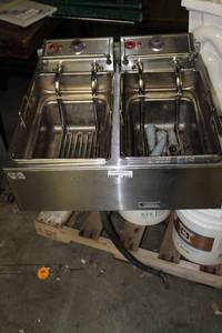 lot 7381 image: Star Countertop Electric Fryer - (2) 15 lb Vat