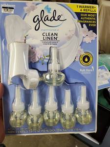lot 15009 image: Glade PlugIns Scented Oils Refills  Bonus Warmer, Clean Linen
