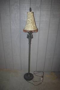 lot 1 image: Floor Lamp
