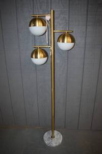 lot 7 image: Floor Lamp