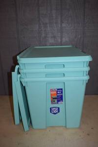 lot 70 image: 3 Hefty Protect Gasket Lid Totes 70.6 Quart