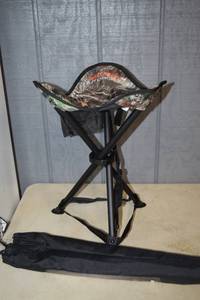 lot 108 image: Real Tree Tri Leg Portable Stool