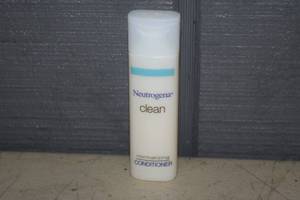 lot 204 image: 208 bottles Neutrogena Clean Conditioner