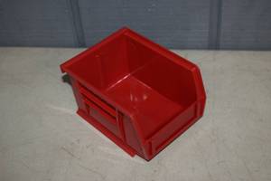 lot 219 image: 24 Quantum Screw Bins