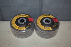 lot 323 image: 10 Dewalt Flap Discs