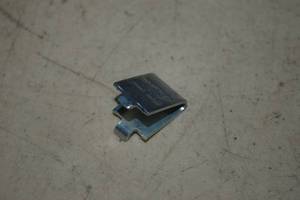 lot 364 image: 100 Zinc Shelf Supports