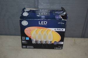 lot 438 image: 8 LED Candelabra Light Bulbs 40 Watt