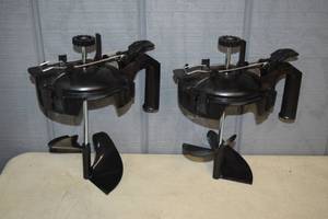 lot 432 image: 2 Dedoes Clicseal Mixing Lids Paint Lids Mix and Pour