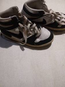 lot 2392 image: Nike Shoes Size 2.5Y