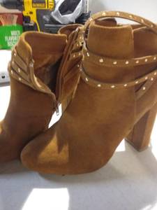lot 2395 image: Brown boots Size 6