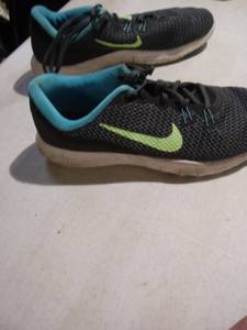 lot 2389 image: Nike Shoes Size 9