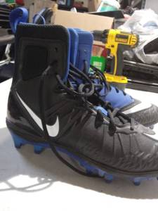 lot 2399 image: Nike Size 10.5 Cleats
