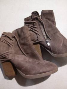 lot 2401 image: Brown boots Size 6