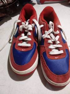 lot 2409 image: Nike Shoes Size 7Y