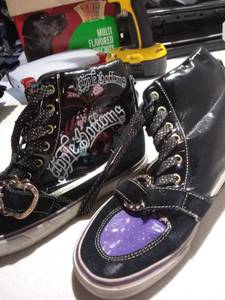 lot 2410 image: Apple Bottoms Shoes Size 8.5