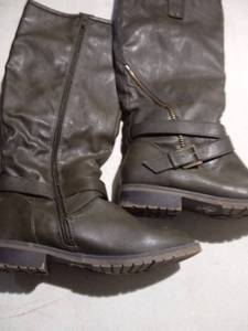lot 2414 image: Ladies Boots