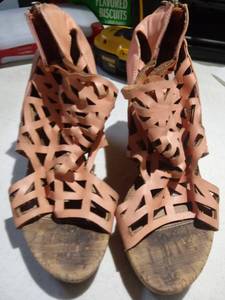 lot 2416 image: Lace Shoes Size 10 and Grey boots Size 89
