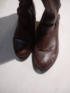 lot 2420 image: Bamboo boots Size 7