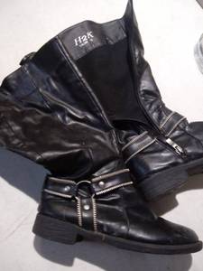 lot 2421 image: Black Boots Size 6
