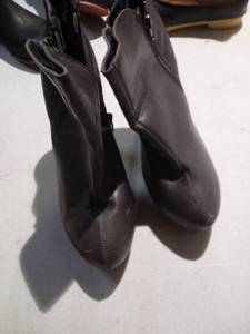 lot 2435 image: Gray Boot Heels Size 10