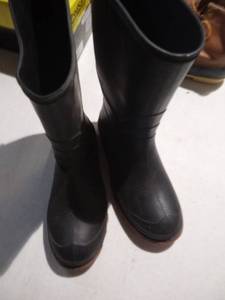 lot 2437 image: Waterproof Boots Size 5
