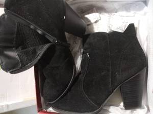 lot 2440 image: Black Boot Heels Size 8