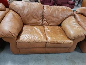 lot 1002 image: Sealy Burnt Orange Leather Loveseat