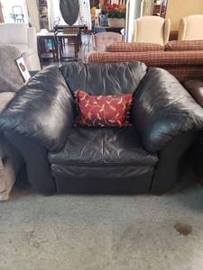 lot 1004 image: Black Leather Kings Chair