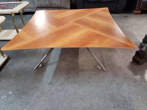 lot 1018 image: Modern Coffee Table
