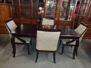 lot 1032 image: Dinning Room Table with 4 Padded Chairs