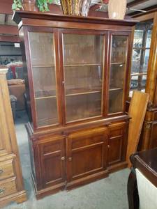 lot 1033 image: Mahogany 1940s China Cabinet