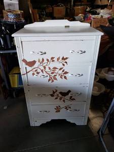 lot 1047 image: Vintage 4 Drawer Dresser