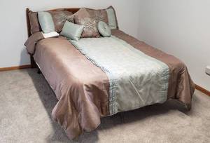lot 4179 image: 10 Piece Comforter Set - Queen Size - Amethyst style