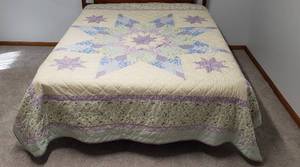 lot 4183 image: LavenderLt. Green Star Quilt - Factory made - 88 in. x 98 in.
