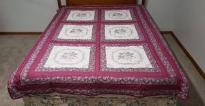 lot 4185 image: Hand made Embroidered Violets Quilt - 62 in. x 85 in.