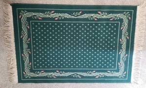 lot 4202 image: Green Diamond Accent Rug with Fringe - 31 in. x 47 in.