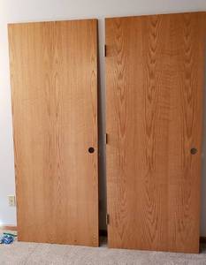 lot 4207 image: Lot of 2 Interior Oak Veneer Hollow Core Doors with Hinges (32 in. x 80 in.)