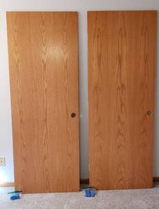 lot 4208 image: Lot of 2 Interior Oak Veneer Hollow Core Doors with Hinges (30 in. x 80 in.)