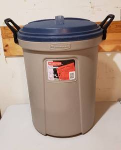 lot 4218 image: Rubbermaid Roughneck 26 Gal. Refuse Container