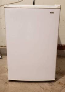 lot 4240 image: Kenmore Mini Freezer - 21 in. x 26 in. x 33 in. tall - works - will need defrosted