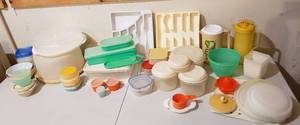 lot 4256 image: Lot of Plastic Kitchen wares - Tupperware, Rubbermaid and Other Items