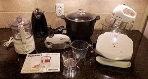 lot 4264 image: Lot of Kitchen Items - Can Opener, Jar Opener, Fryer, Mixer, Bowls, Mini-Prep Processor, Measuring Cups, and George Forman Grill - Electrical items all work