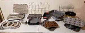 lot 4268 image: Lot of Kitchen Baking Items - Pans and Racks