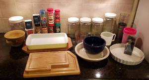 lot 4270 image: Lot of Kitchen Items - Glass Canister, Cutting Boards, PieTart Pans, Measuring Cups , Bowls and Spices