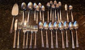 lot 4273 image: Crown R Custom Design Stainless Silverware (Japan) - 29 pcs.