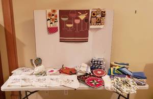 lot 4282 image: Lot of Kitchen Linens - Towels, Pot Holders, and Cleaning Clothes