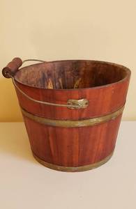 lot 4302 image: Vintage Primitive Cedar Wooden Handled Berry Bucket - 12 in. wide at the top