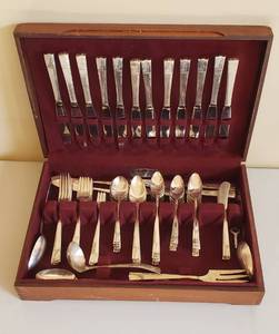 lot 4308 image: Set of Oneida Nobility Plate Vintage 1937 Caprice Silver Plated Silverware - 93 pcs. and Case