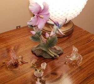 lot 4333 image: Lot of 4 Hummingbird Items - Homeco Masterpiece Porcelain and 3 Glass birds